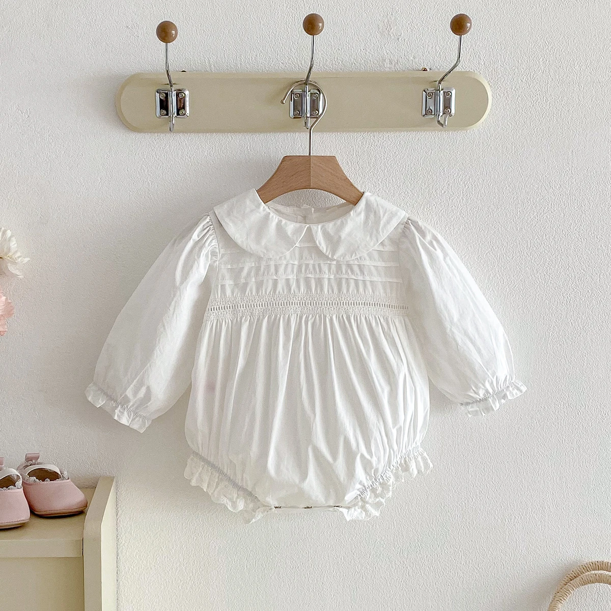 Baby Clothing Brand - ชุดรอมเปอร์เด็กผู้หญิงสำหรับฤดูใบไม้ผลิ น่ารัก สบาย แขนยาว คอปกปีเตอร์ ชุดบอดี้สูทระบายสำหรับเด็กผู้หญิง